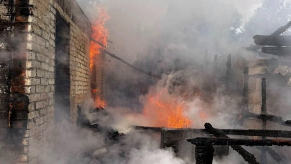 У місті на Чернігівщині після обстрілу горів будинок
