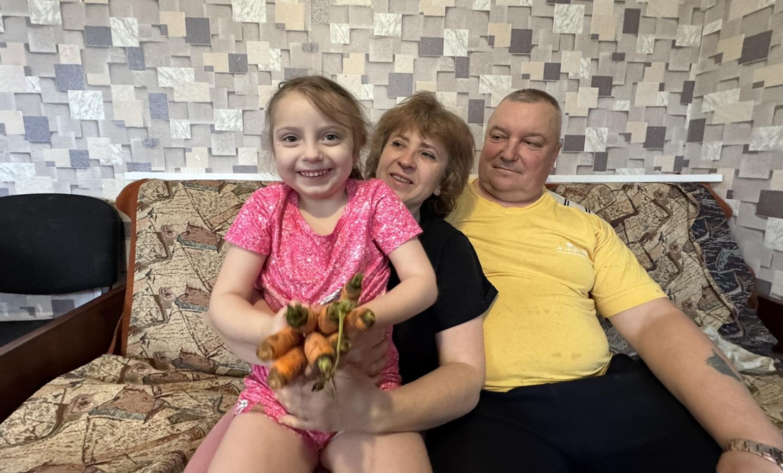 П’ятирічна Ніка з бабусею Анжелою та дідусем Валерієм.