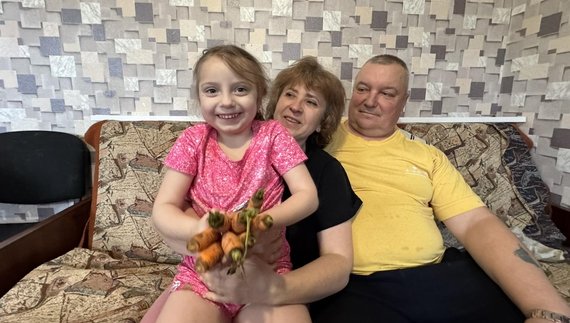 П’ятирічна Ніка з бабусею Анжелою та дідусем Валерієм.