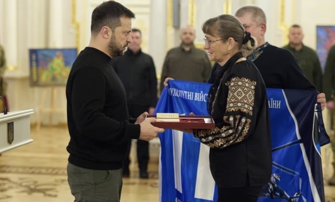 Батьки загиблого льотчика-Героя з Ніжина від президента Зеленського Золоту Зірку