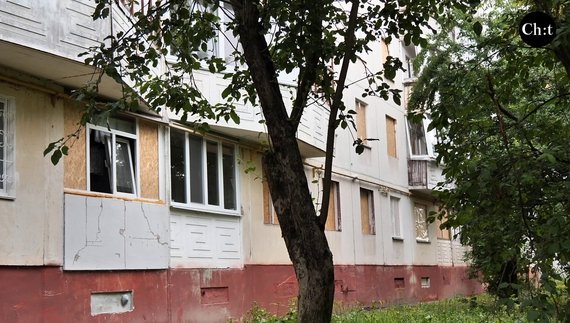За час, що минув, пошкоджені вікна комунальники та волонтери закрили осб-плитами