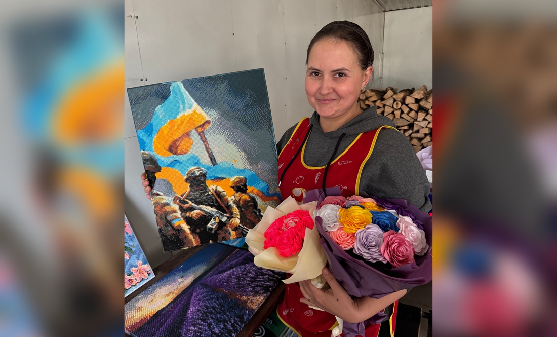 Ольга Курлаєва з букетами і картинами доньки Катерини