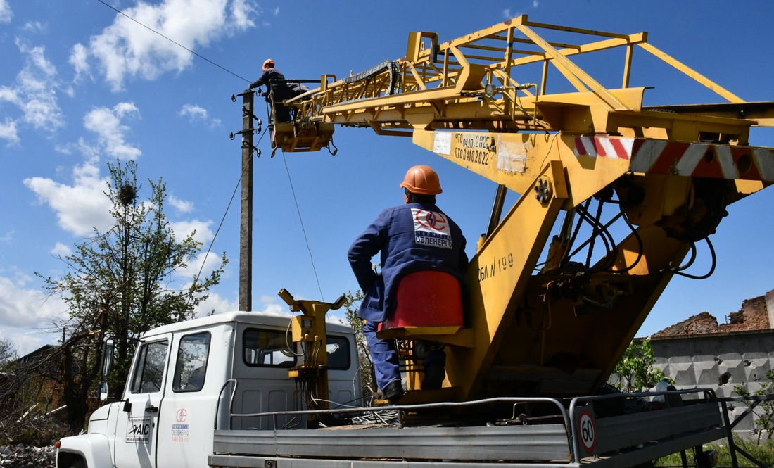 У Чернігові ставлять нові електростовпи на Бобровиці