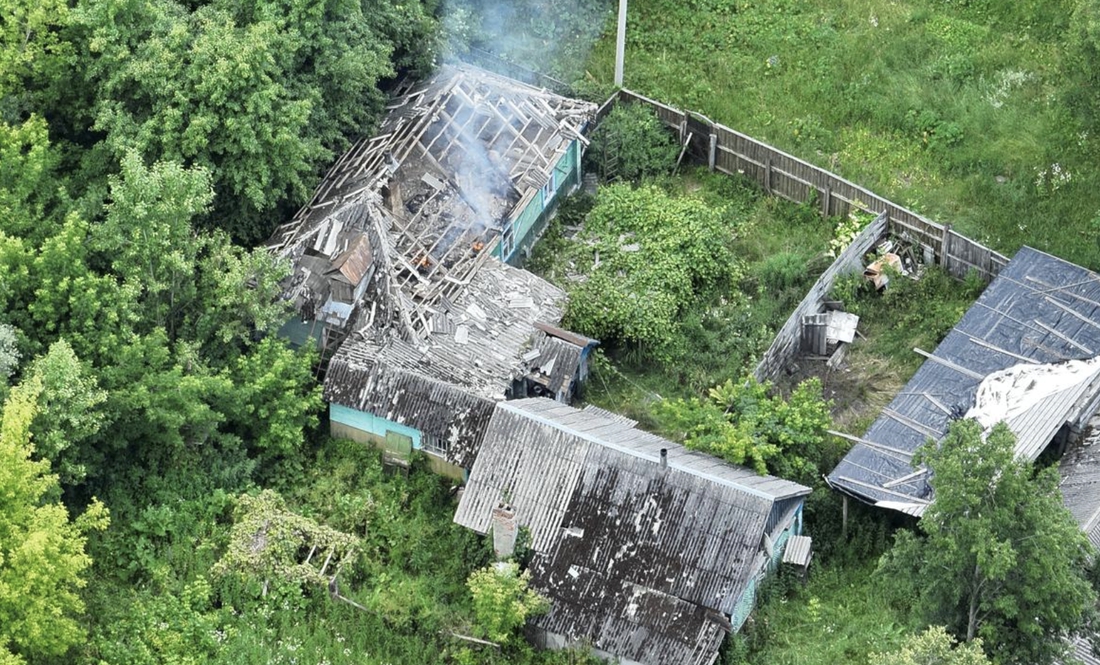 Пожежа у Новгород-Сіверському районі після обстрілу. Фото джерела ЧЧ