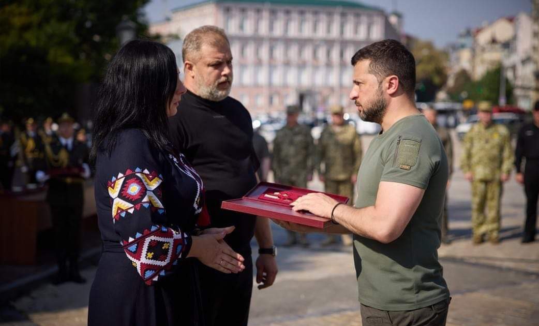 Зеленський передав родинам загиблих чернігівських захисників - льотчика та розвідника - ордени «Золота Зірка»