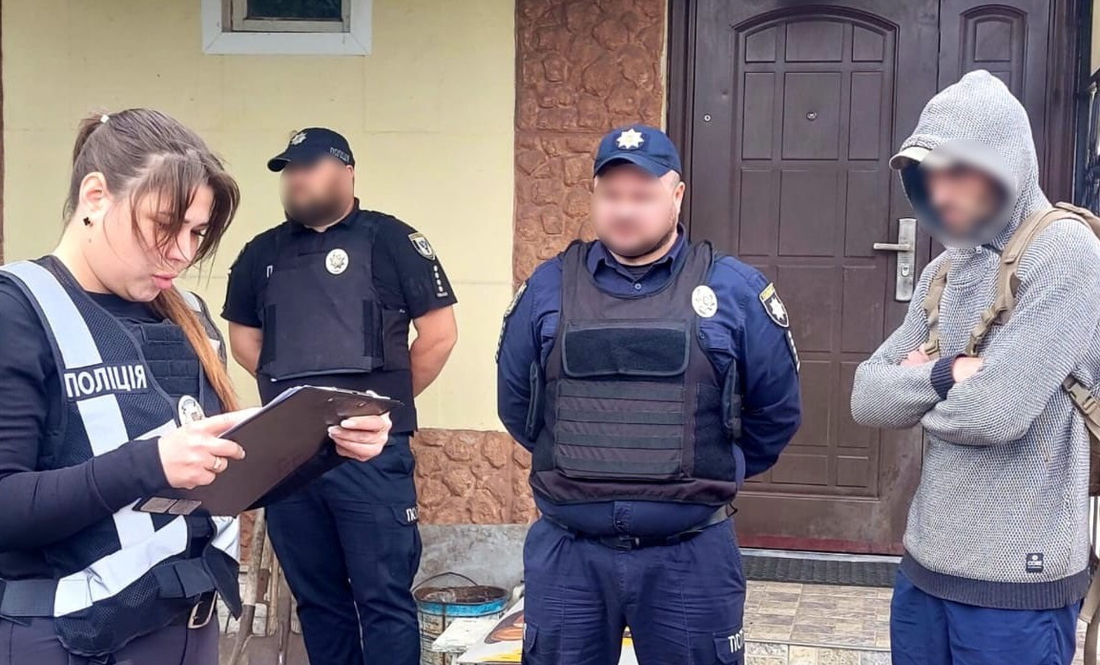 Масштабні обшуки у Прилуках: поліція вилучила арсенал зброї та наркотики
