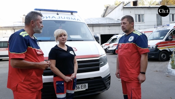 Чернігівські медики «швидкої», яких відзначив Президент, хвилюються за своїх колег, що теж постраждали під час ракетного удару