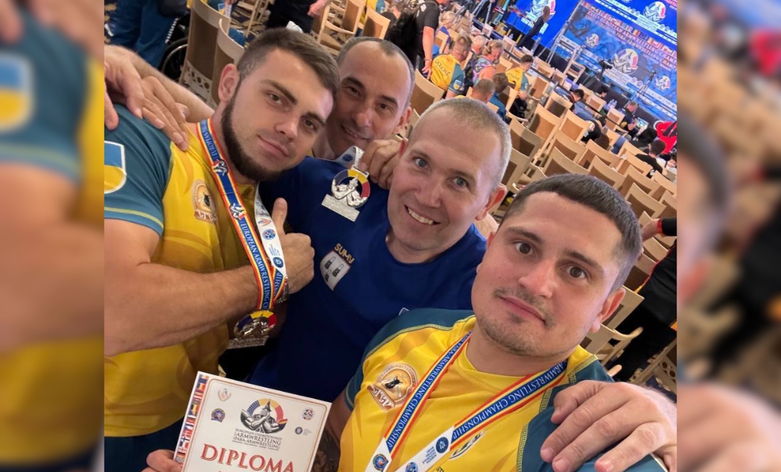 Назарій Остапчук крайній зліва