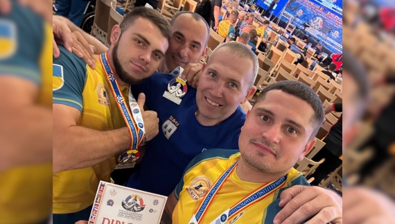 Назарій Остапчук крайній зліва