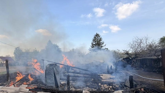 У селі Корюківської громади згорів будинок після обстрілу. ФОТО ДСНС