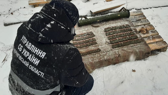 «Рейд» у прикордонні Чернігівщини: патрони, снаряди та гранатомети у російських схронах