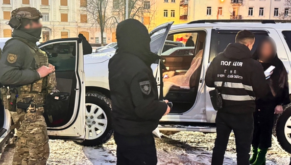 Прямо на Красній площі Чернігова затримали адвокатесу: за гроші допомагала чоловікам ухилятись від армії
