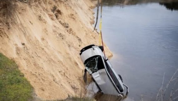 Із весни на початку травня підняли авто, що належить Володимиру Кеді