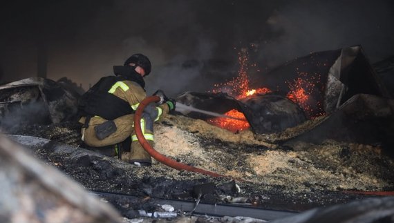 На місці удару по Чернігову працюють фахівці ДСНС. 13.08.2026