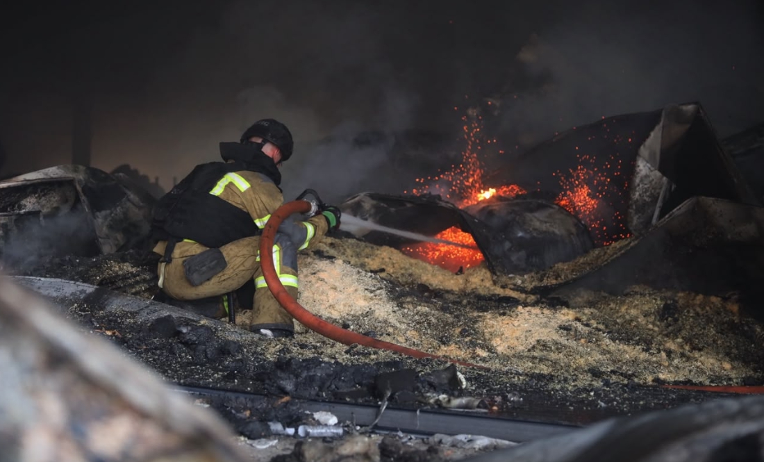 На місці удару по Чернігову працюють фахівці ДСНС. 13.08.2026