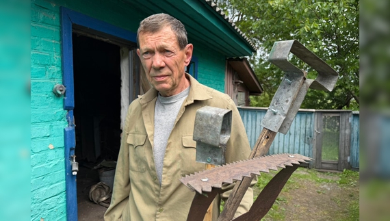 Володимир Овчарик з інструментом, який сам змайстрував