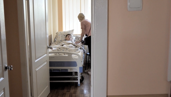 Матвію в обласній дитячій лікарні провели оперативне втручання і наклали гіпс на нозі