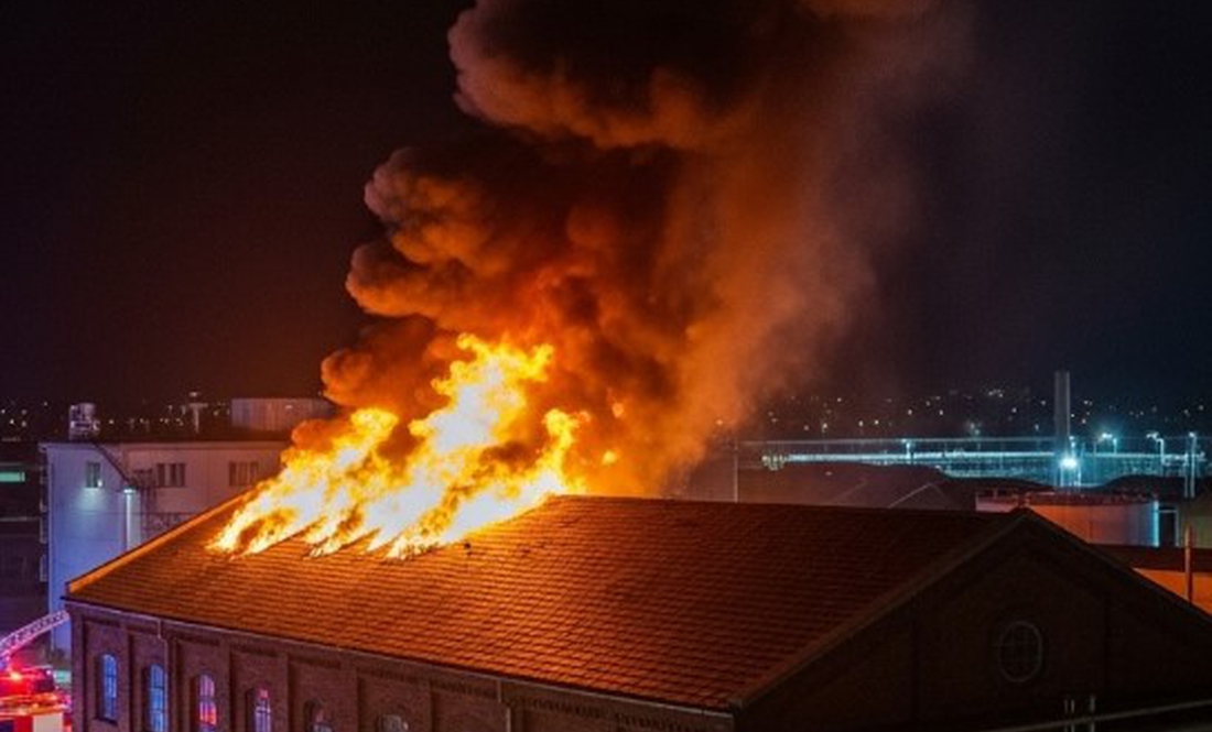 Масштабна нічна пожежа в Чернігові — вигоріло 100 «квадратів» покрівлі