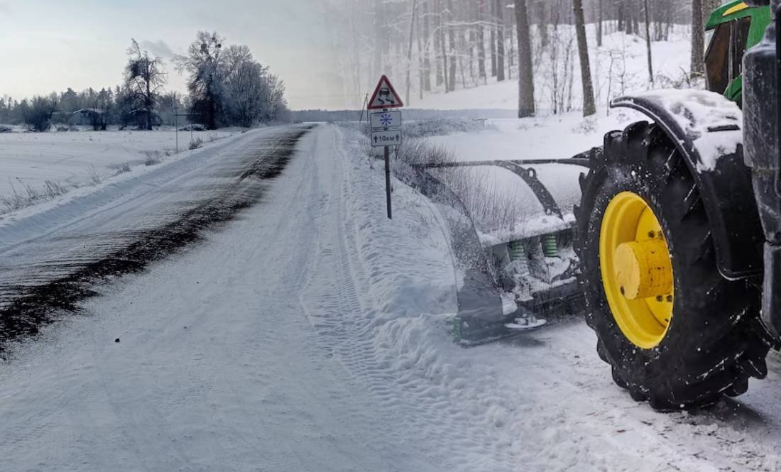 Щоб об’їхати всі села, потрібна доба: у громаді розповіли, хто і як чистить сніг