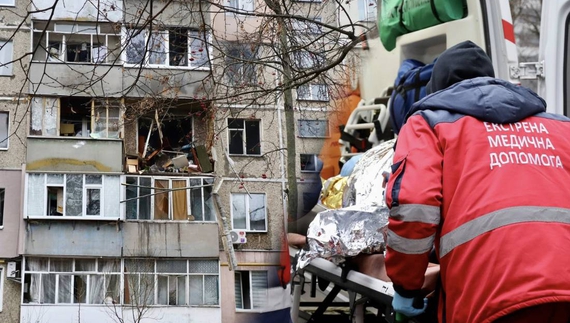 Ситуація на місці влучання ворожого БпЛА в 5-поверхівку в Чернігові