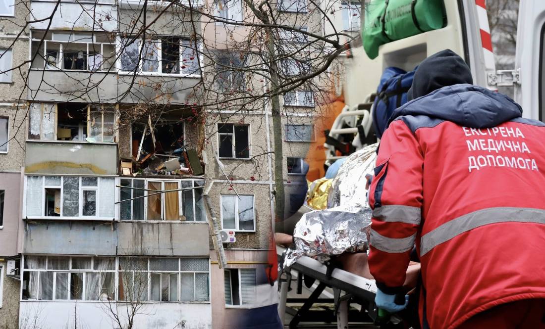 "Люди були вдома": яка ситуація на місці влучання ворожого БпЛА в 5-поверхівку в Чернігові