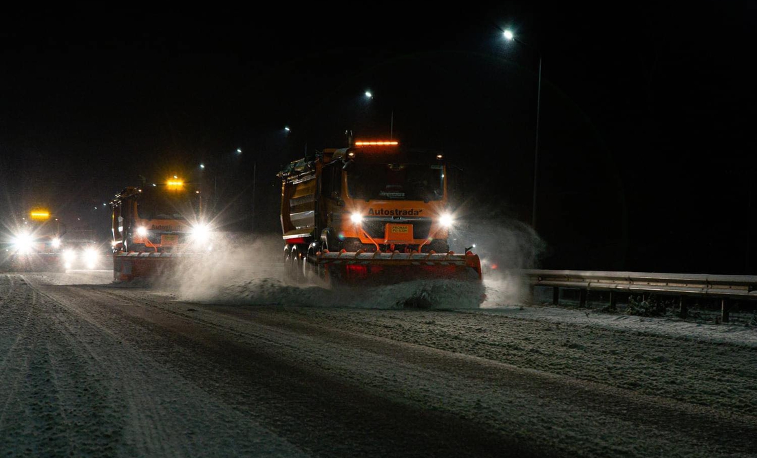 Один з підрядників, який зводить зруйновані мости на Чернігівщині, показав, як гребе сніг