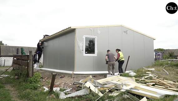 Як іноземні волонтери відбудовують житло на Чернігівщині