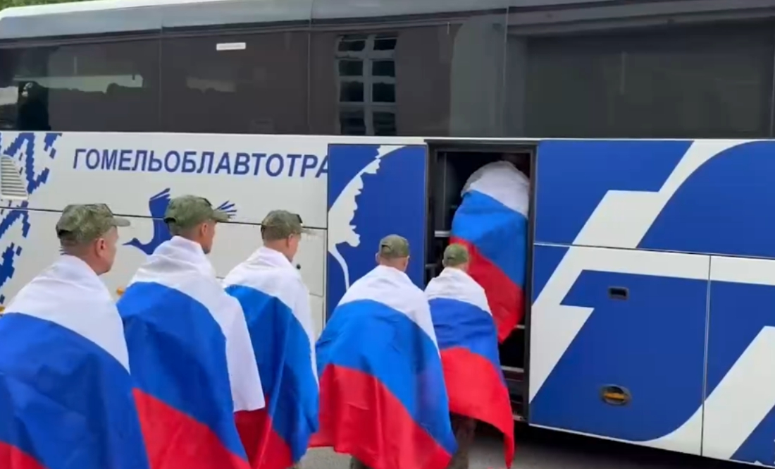 На обміні полоненим росіянам знову не дісталися білоруські пайки — натомість видали російські прапори