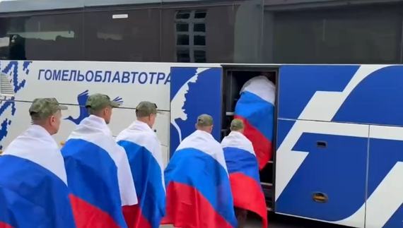 На обміні полоненим росіянам знову не дісталися білоруські пайки — натомість видали російські прапори