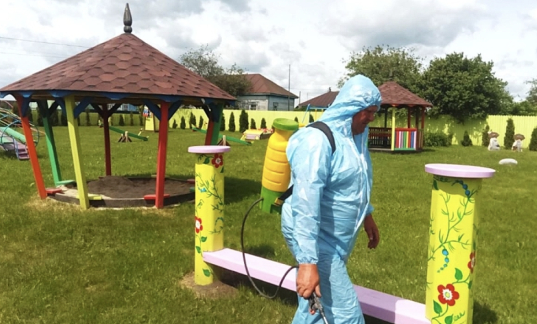 Від кліщів: у громаді на Чернігівщині обробили дитячі майданчики