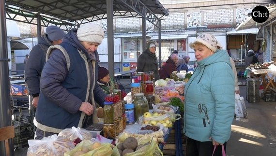 У продавчинь є також гриби і сушені, і мариновані