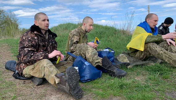 Мільйон переглядів: відео у ТікТок, як після обміну чернігівець разом з 3 побратимами вперше за рік їдять яблука