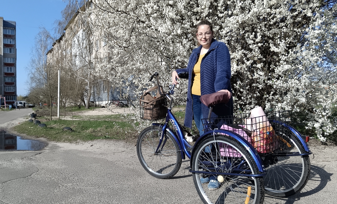 Галина Сергієнко біля свого триколісного "коня".