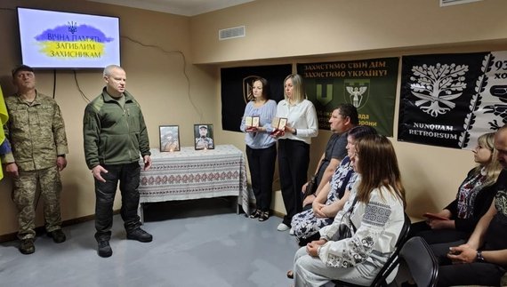 Родинам двох загиблих на війні бійців з Новгород-Сіверського району передали нагороди