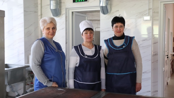 Працівниці модернізованого харчоблоку в Лосинівській школі