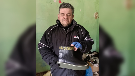 Володимир Ободовський тримає уггі. Пошив для дружини