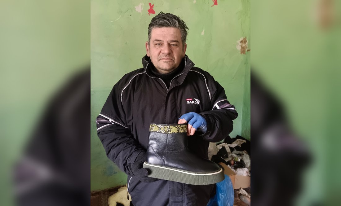 Володимир Ободовський тримає уггі. Пошив для дружини