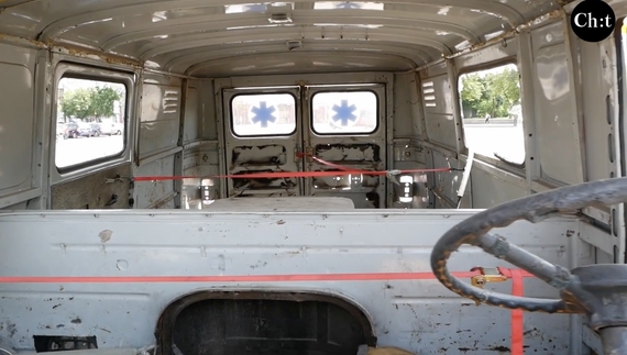 Розбита ворогом «швидка» з Чернігова допомагає збирати в Європі кошти на медичні авто