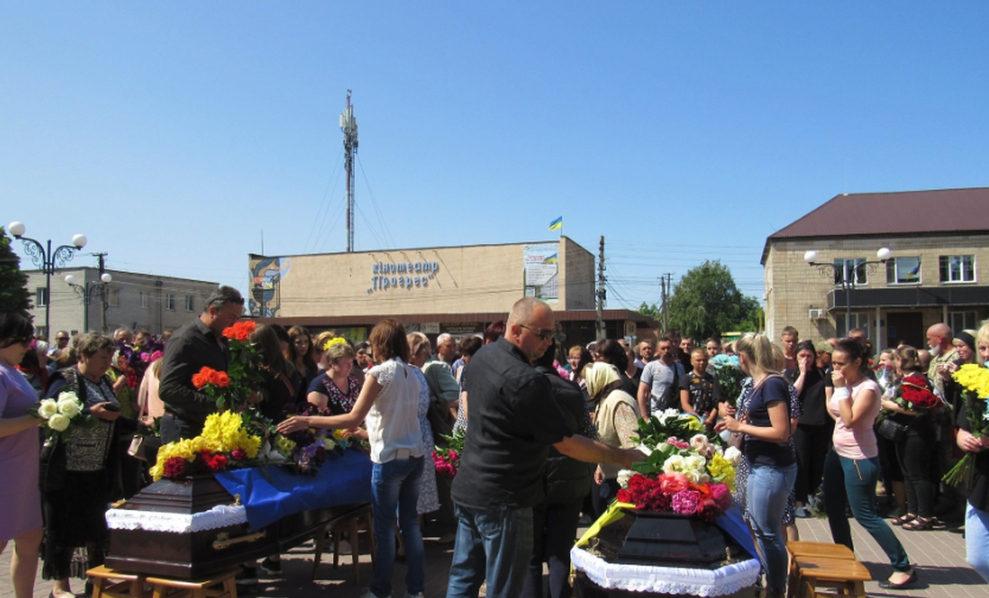 У громаді в один день поховали двох загиблих бійців: загинули в бою на Донеччині