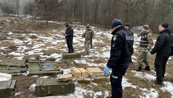 Розкопав схрон і переховав у покинутій хаті
