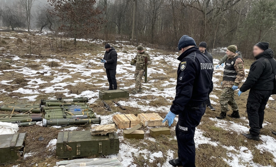 Розкопав схрон і переховав у покинутій хаті