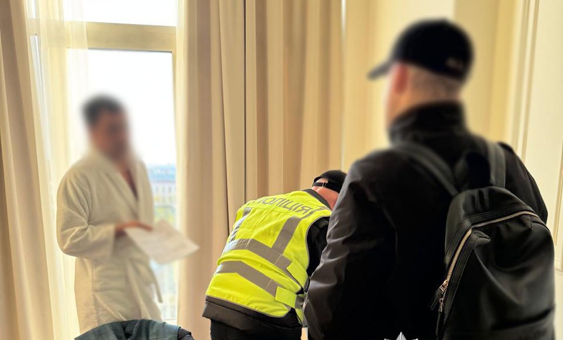 Посадовець допомагав військовозобов’язаним виїхати до країн Європи під виглядом водіїв  Джерело: https://kyiv.npu.gov.ua/news/politsiia-kyieva-ta-sbu-povidomyly-pro-pidozru-zastupnyku-holovy-kmda-v-or