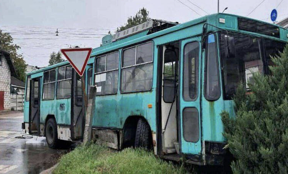 Чернігівський тролейбус, який злетів з дороги: чи покарали водія?