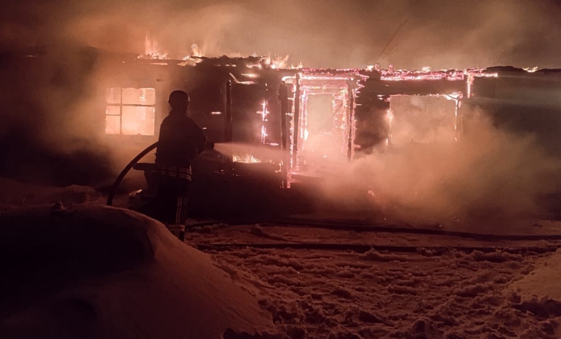 У селі Сновської громади через вибух «герані» загорівся будинок