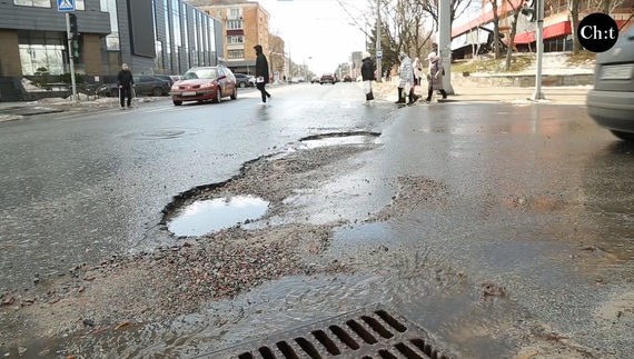 На дорогах ями, чиновники нічого не знають: що з асфальтом у Чернігові?