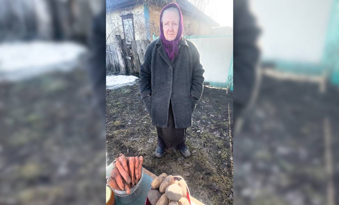 Жінка під двором виставила товар: почім продає городину