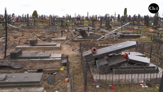 Ворожий дрон поцілив прямісінько в одну з могил