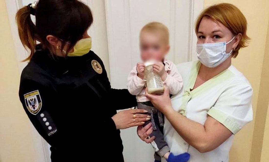 Маленька дитина у Чернігові опинилася у небезпеці через горе-батьків