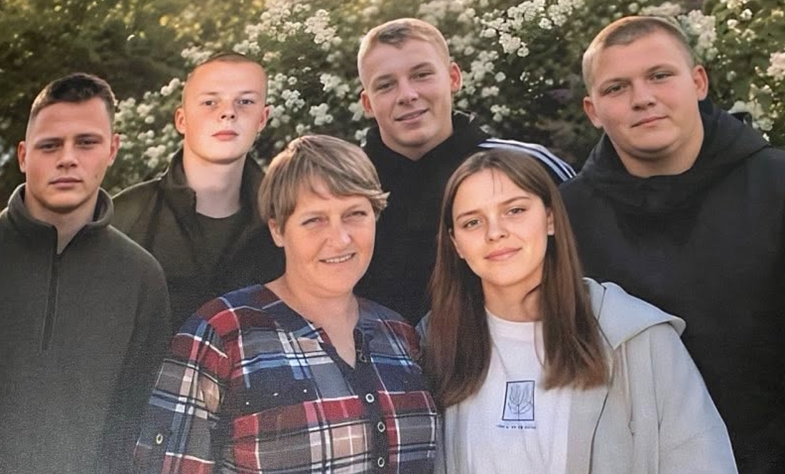 Родина Ткаченко у щасливі дні.  Андрій, Богдан, Людмила, Павло, Марина, Михайло