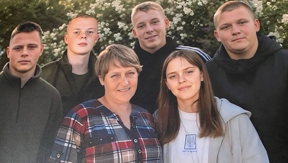 Родина Ткаченко у щасливі дні.  Андрій, Богдан, Людмила, Павло, Марина, Михайло